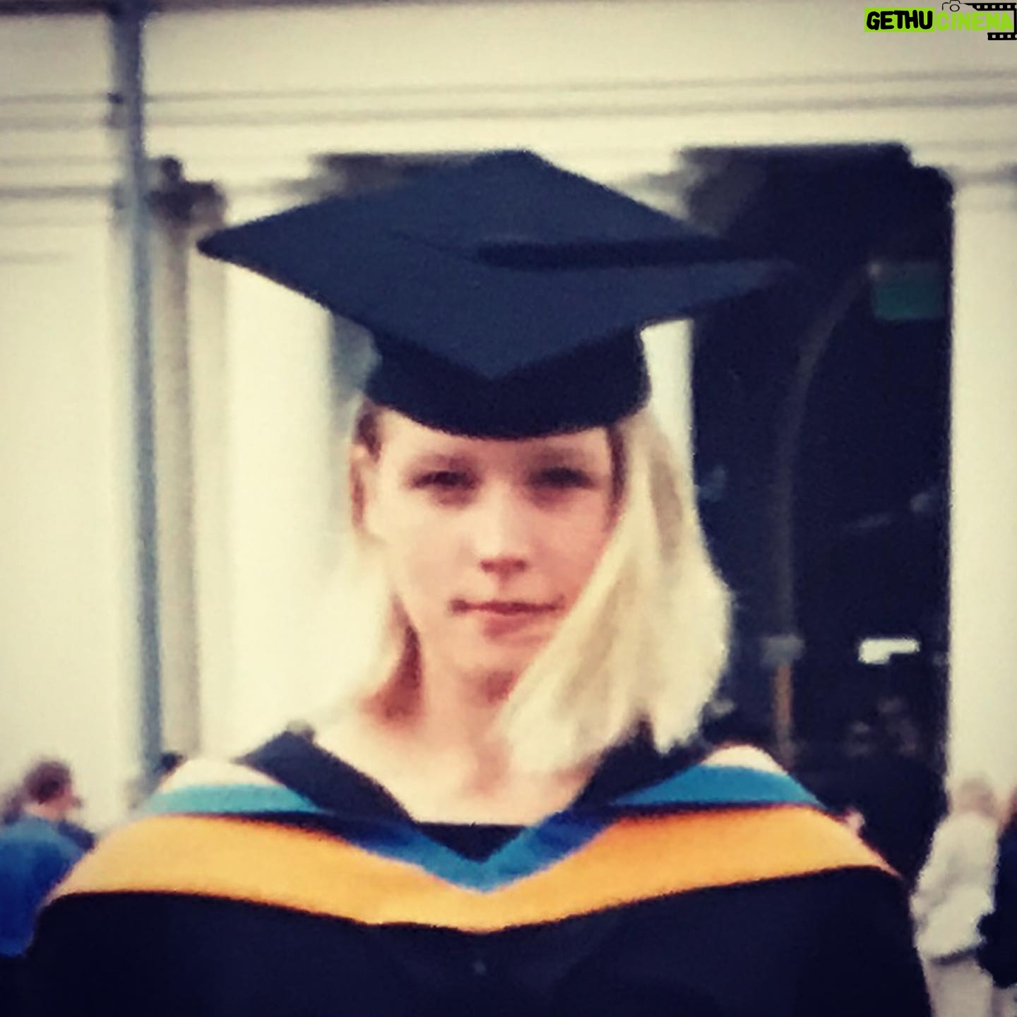 Franziska Weisz - 1.2K Likes - Vor mittlerweile über 16 Jahren durfte ich in England vier Jahre lang leben, studieren und arbeiten. Vollkommen unbürokratisch und selbstverständlich. Meine besten Freunde und Mitbewohner waren Finnen, Engländer, Dänen, Deutsche, Russen, Inder, Italiener. Ich habe in der Zeit mehr fürs Leben gelernt, als aus jedem Buch der Welt. Diese Zeit im multi-kulti Leicester und später in dem riesigen Schmelztiegel London hat mich geformt und geprägt. Ich, Kind aus dem Wienerwald, wurde da offener gegenüber Fremden, neugieriger auf andere Kulturen und toleranter gegenüber Andersdenkenden. Thank you U.K. for all the lessons learnt. Nicht nur für die EU ist heute ein schwarzer Tag, auch für mich ganz persönlich. #brexit #illmissyou #sadday #throwback @dmuleicester @kings_college_london @tuulaurrila @jennuttall @steffen__schwarz #alumni