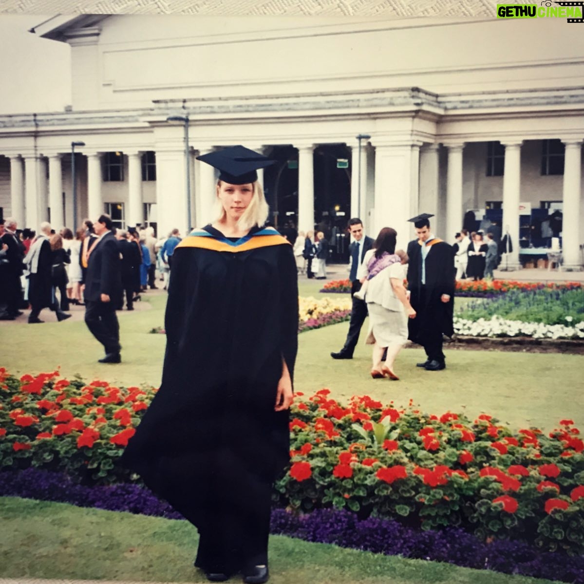 Franziska Weisz - 1.2K Likes - Vor mittlerweile über 16 Jahren durfte ich in England vier Jahre lang leben, studieren und arbeiten. Vollkommen unbürokratisch und selbstverständlich. Meine besten Freunde und Mitbewohner waren Finnen, Engländer, Dänen, Deutsche, Russen, Inder, Italiener. Ich habe in der Zeit mehr fürs Leben gelernt, als aus jedem Buch der Welt. Diese Zeit im multi-kulti Leicester und später in dem riesigen Schmelztiegel London hat mich geformt und geprägt. Ich, Kind aus dem Wienerwald, wurde da offener gegenüber Fremden, neugieriger auf andere Kulturen und toleranter gegenüber Andersdenkenden. Thank you U.K. for all the lessons learnt. Nicht nur für die EU ist heute ein schwarzer Tag, auch für mich ganz persönlich. #brexit #illmissyou #sadday #throwback @dmuleicester @kings_college_london @tuulaurrila @jennuttall @steffen__schwarz #alumni