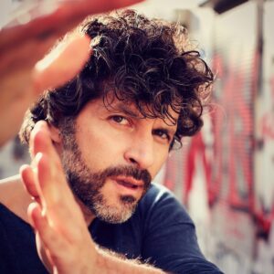 Franziska Weisz Instagram - Da das mit körperlichen Szenen am Set dieses Jahr wohl nichts mehr wird... Morgen 2.Mai 2020 um 17:30 bis 18:00 steigen @pasquale_aleardi und ich für Euch und den guten Zweck #stream4water in den Ring. Hier in unseren Instagram Live Feeds lesen oder vielmehr säuseln wir in verteilten Rollen das Drehbuch von 50 SHADES OF GREY. Und zwar die mit Google Translate übersetzte Fassung 😁. Besucht uns morgen hier um 17:30, lasst Euch bezirzen und habt ein offenes Ohr, Herz und Portemonnaie für @vivaconagua , das nicht nur Trinkwasser, sondern auch gerade jetzt dringend nötiges Wasser zum Händewaschen zu bedürftigen Menschen bringt. @stream4water #vivaconagua #lesungderanderenart #50shadesofgrey 🔥💋💧