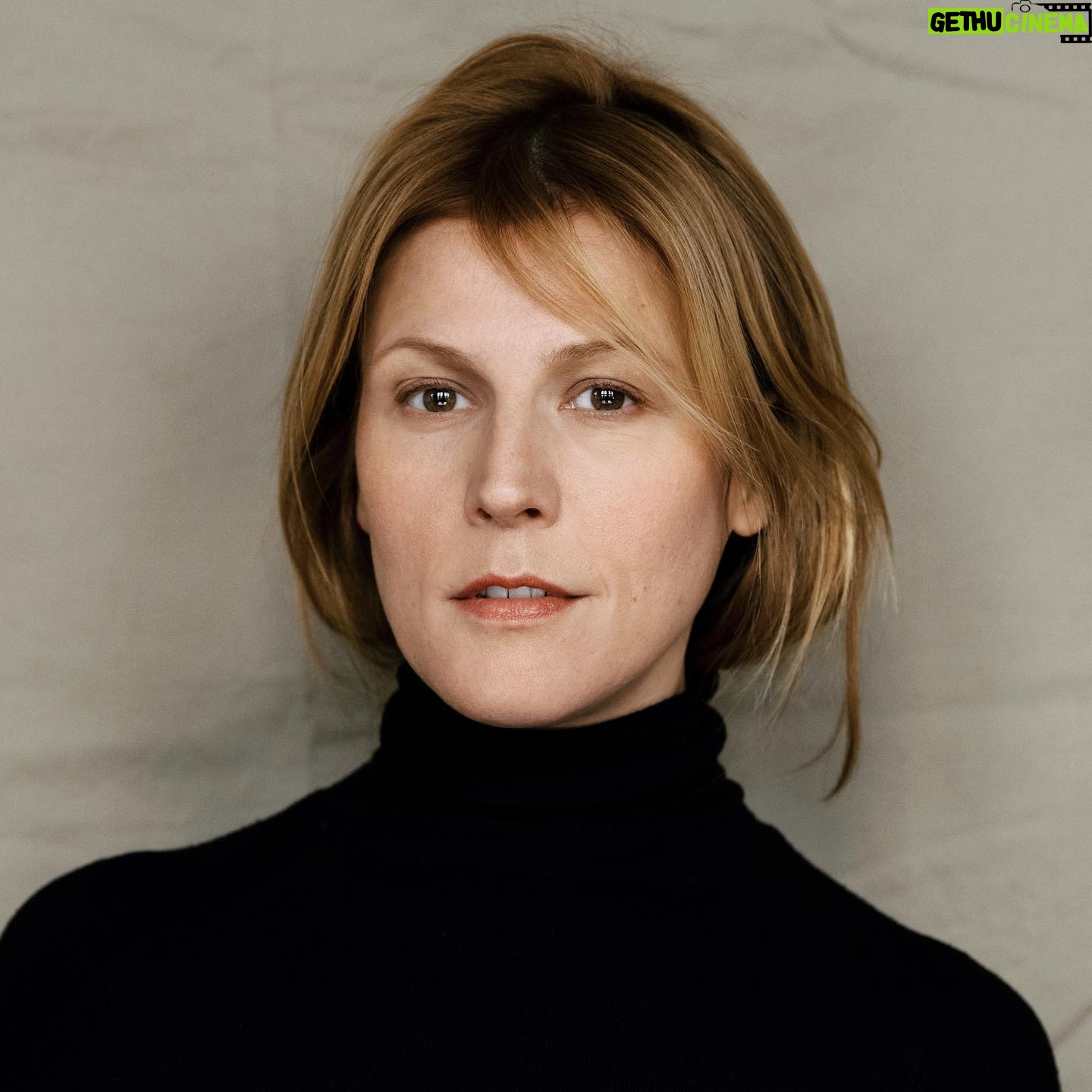 Franziska Weisz - 1.2K Likes - Ich bin schon sehr gespannt ... bitte umblättern ... auf diese hochkarätigen Jurykollegen und eine Woche gemeinsamen non-stop Filmeschauens, Diskutierens, Goutierens und - naja, ich will natürlichen niemanden überrumpeln und übervorteilen - aber eventuell sogar gemeinsamen Feierns. Danke @filmfestival_maxophuelspreis für die tolle Einladung! Große Freude! 🎬❤️🎬 @susanneheinrich #heikeparplies @cueneytkaya #jonasweydemann #maxophülspreis #filmfest #jury #deutscherfilm #filmnachwuchs 📸@jeannedegraa