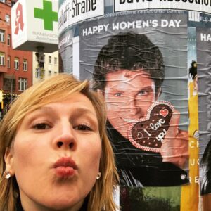 Franziska Weisz Instagram - Schöner als er kann ich es nicht sagen: Schönen Weltfrauentag, Ihr wundervollen Frauen! Lasst Euch auf Händen tragen, heute und das ganze Jahr! #happywomensday #davidhasselhoff #girlsgirlsgirls ❤️❤️❤️