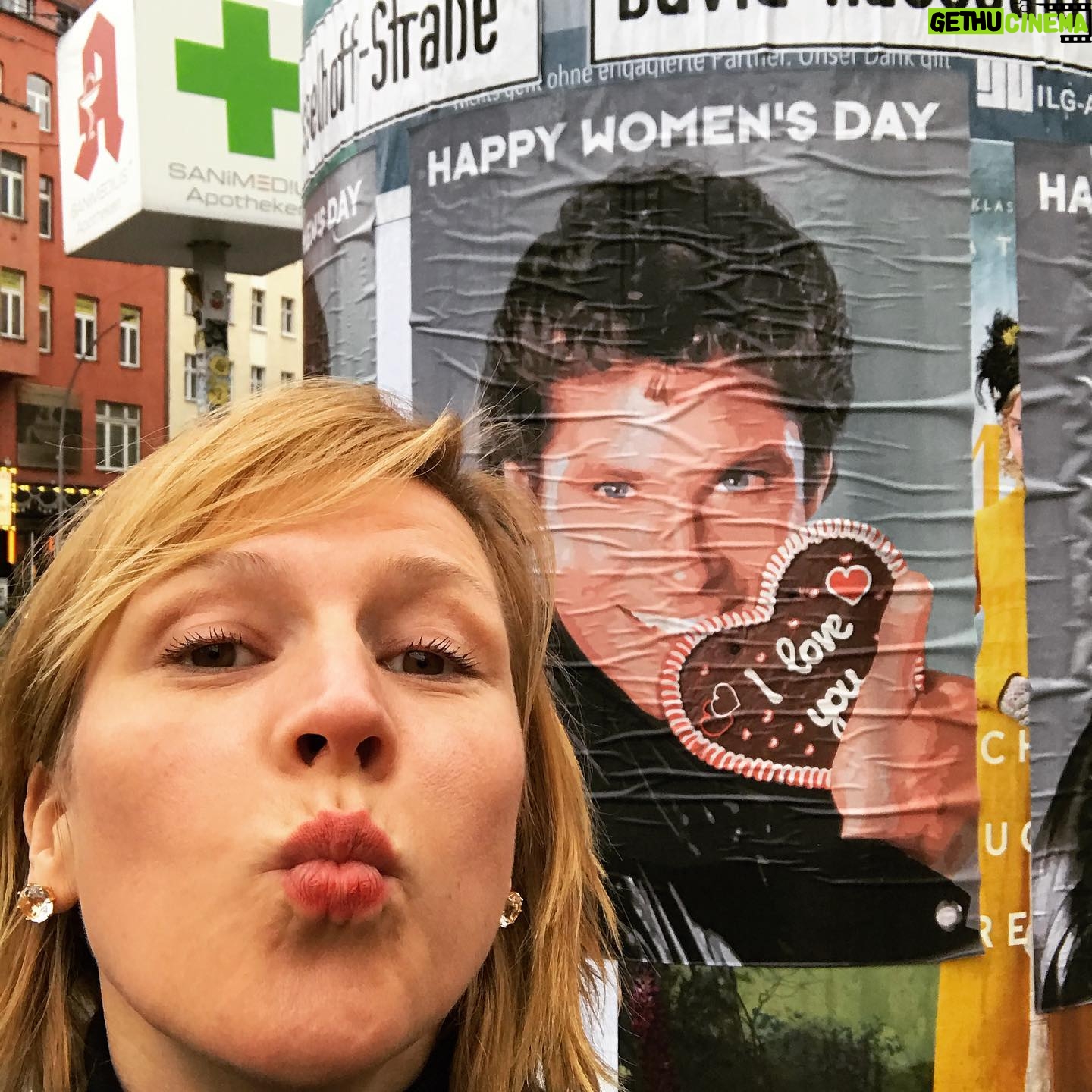 Franziska Weisz - 1.1K Likes - Schöner als er kann ich es nicht sagen: Schönen Weltfrauentag, Ihr wundervollen Frauen! Lasst Euch auf Händen tragen, heute und das ganze Jahr! #happywomensday #davidhasselhoff #girlsgirlsgirls ❤️❤️❤️
