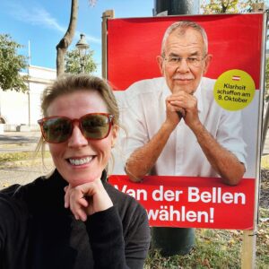 Franziska Weisz Instagram - Wir sehen ringsherum, dass es alles andere als selbstverständlich ist, freie Wahlen abhalten zu dürfen. Davon ausgehen zu dürfen, dass das fair und ungefährlich verläuft. Es ist eine Errungenschaft, wählen zu dürfen. Es ist eine Errungenschaft, als Frau wählen zu dürfen (Ö und D seit 1918, Schweiz erst seit 1971!!). Wir dürfen unsere Stimme abgeben, deshalb ist es in unserer Verantwortung, das auch zu tun. Und gerade bei einer direkten Personenwahl gilt: Jede einzelne Stimme zählt. Ich mach kein Geheimnis daraus, wer meine bekommt…
See you at the Wahllokal🙌🏼🇦🇹
#bpw22 #vdb2022