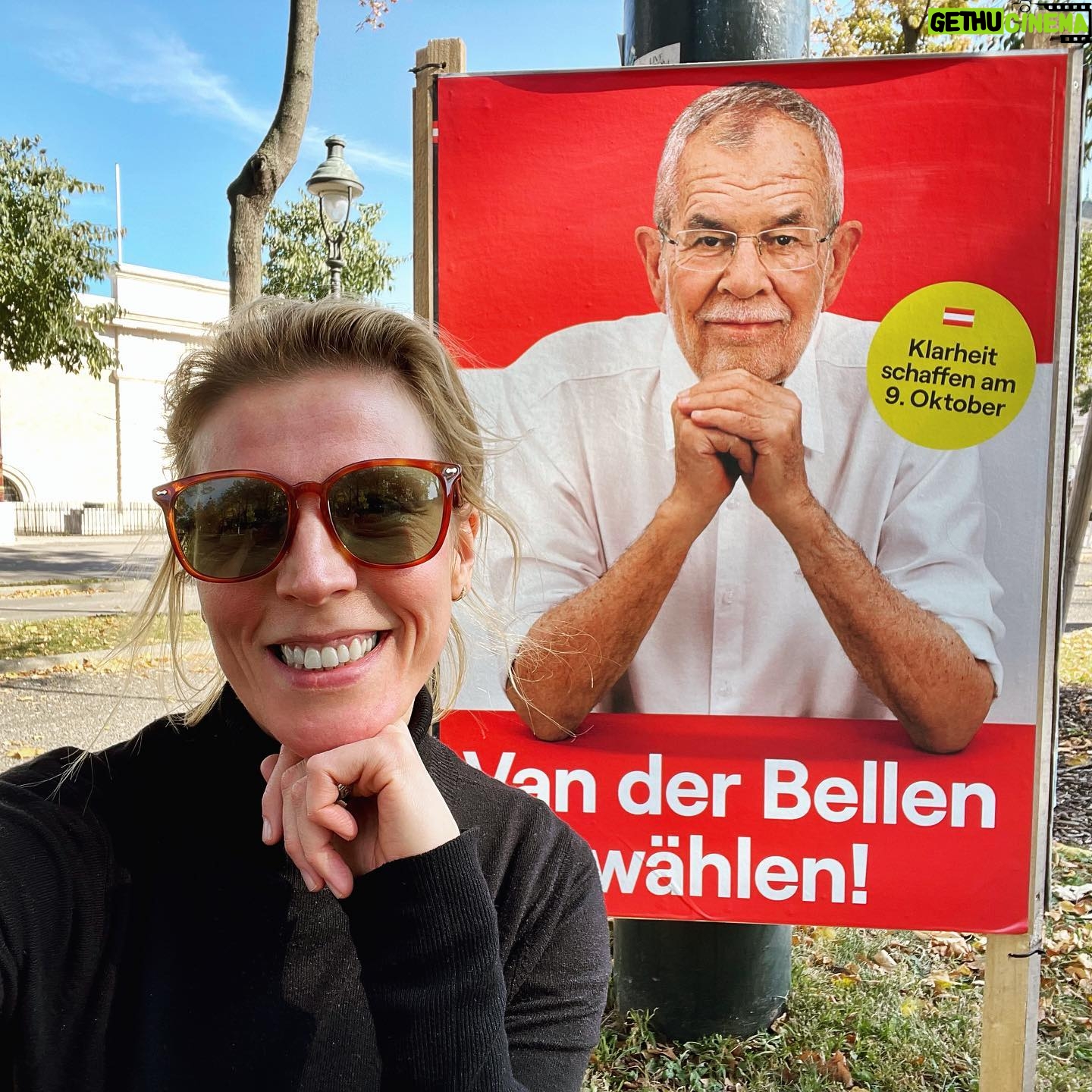 Franziska Weisz - 1K Likes - Wir sehen ringsherum, dass es alles andere als selbstverständlich ist, freie Wahlen abhalten zu dürfen. Davon ausgehen zu dürfen, dass das fair und ungefährlich verläuft. Es ist eine Errungenschaft, wählen zu dürfen. Es ist eine Errungenschaft, als Frau wählen zu dürfen (Ö und D seit 1918, Schweiz erst seit 1971!!). Wir dürfen unsere Stimme abgeben, deshalb ist es in unserer Verantwortung, das auch zu tun. Und gerade bei einer direkten Personenwahl gilt: Jede einzelne Stimme zählt. Ich mach kein Geheimnis daraus, wer meine bekommt…
See you at the Wahllokal🙌🏼🇦🇹
#bpw22 #vdb2022