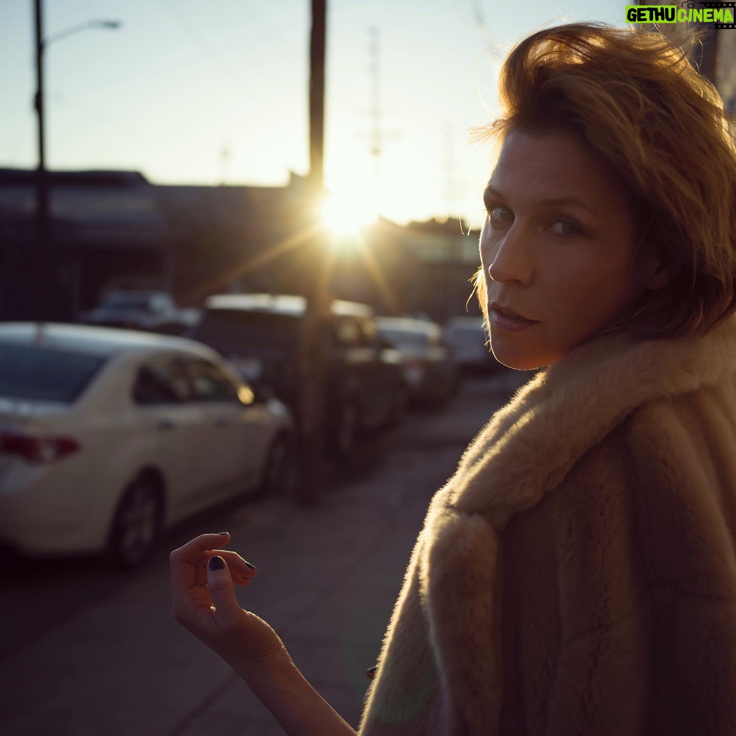 Franziska Weisz - 1.4K Likes - Es kommt alles wieder. Die Sonne, das Reisen, die Nähe (auch die ungewollte zu wildfremden Wildverschwitzten in der U-Bahn). Bis dahin bleibt gesund und passt auf Euch und einander auf. Ich wünsche Euch einen cozy and lazy Sunday at home! 💞 #throwback #lookforward #cozyathome #sehnsucht #lovethispic 📸 @chrissingerme @iamkarinsinger ... ( #fakefur #ofcourse )