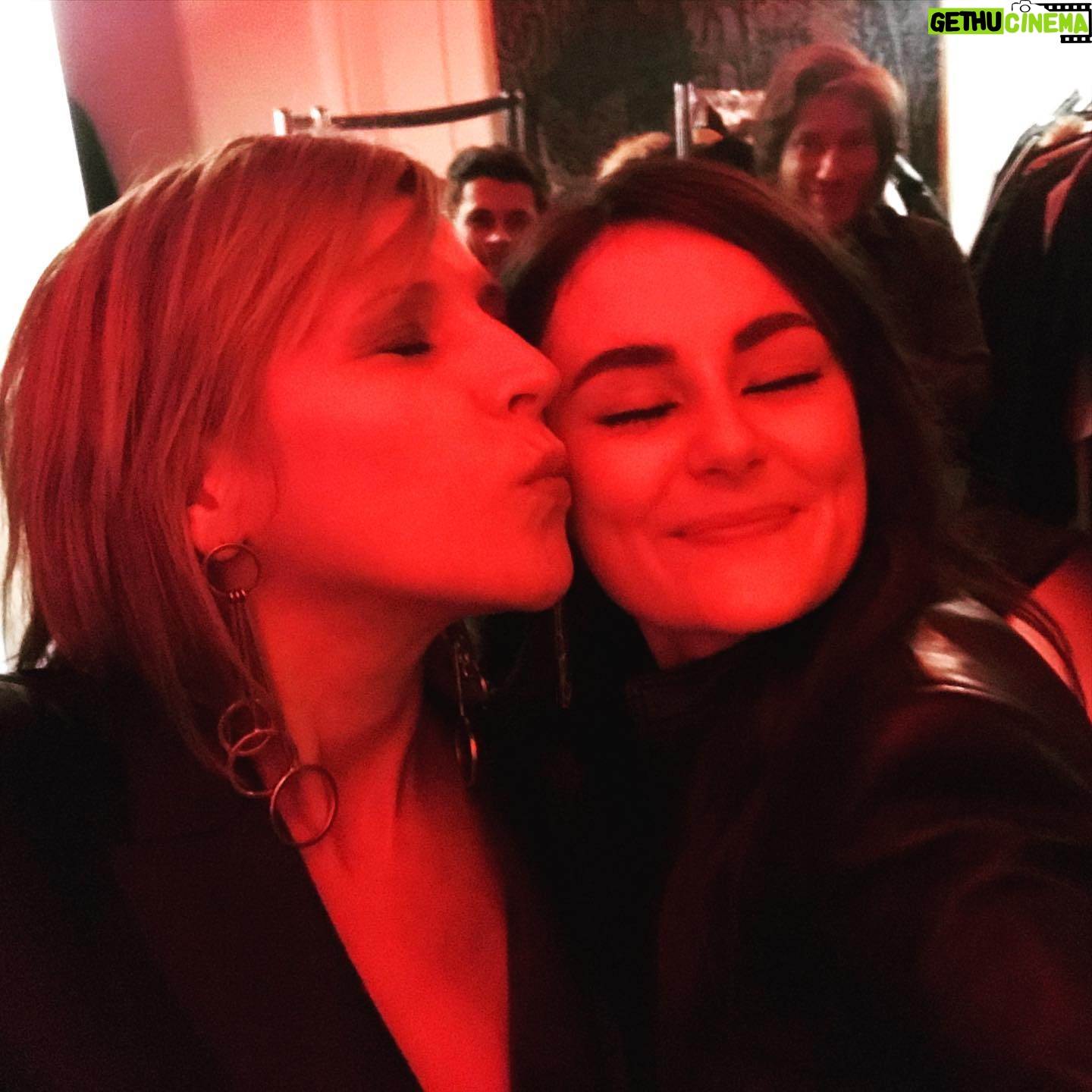 Franziska Weisz - 1.2K Likes - Liebe Lea, ich war Dir eine schreckliche Mutter. Ich bin jedes Mal wieder erleichtert und überglücklich, dass Du Dich trotzdem so prachtvoll entwickelt hast 😊😘🤩 @lea_van_acken @berlinale #kreuzweg #muttertochter @anna_brueggemannn @dietrichbrueggemann #einstundjetzt #berlinale2020 #throwback