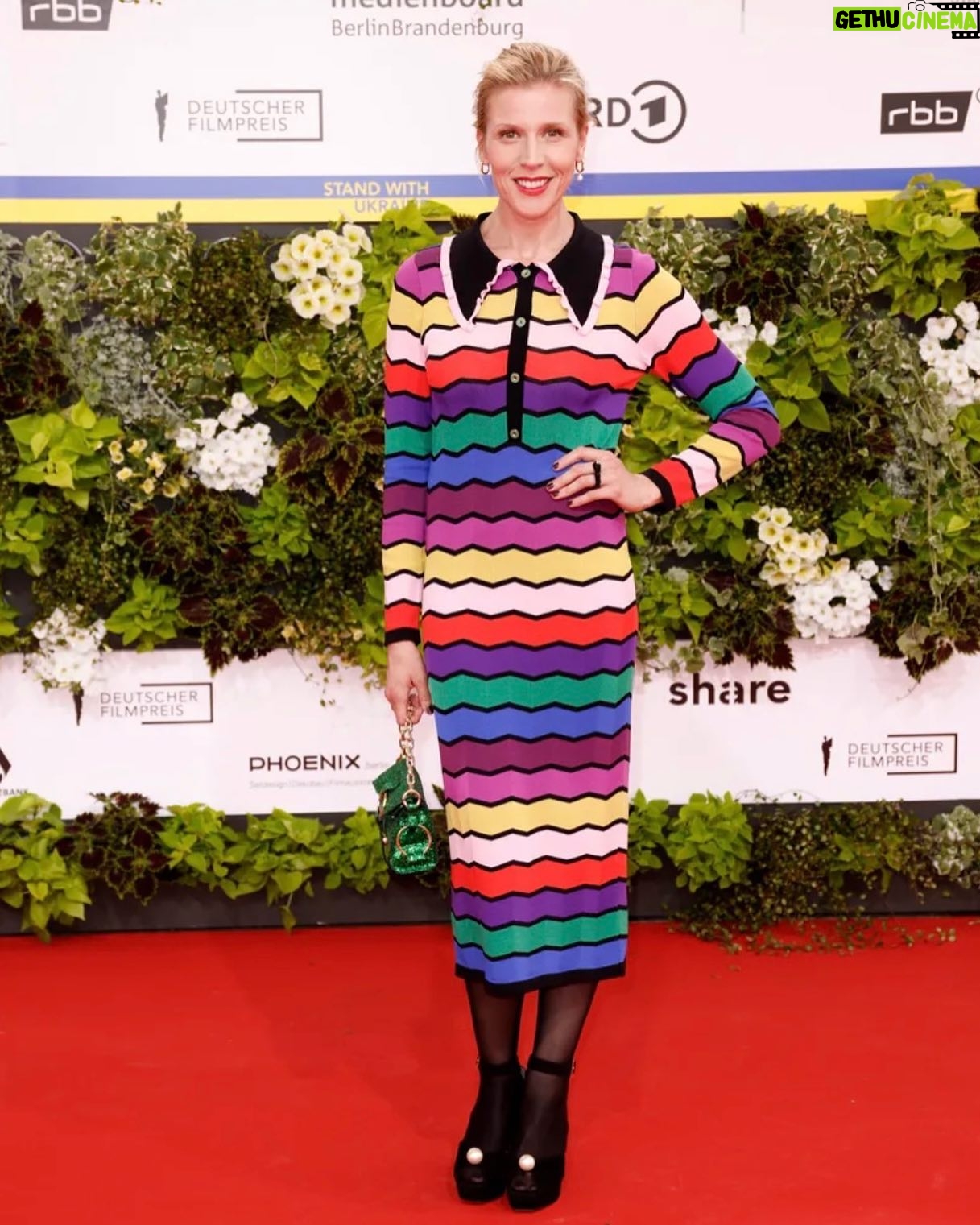 Franziska Weisz - 0.9K Likes - Als ich klein war und man Zeitschriften noch in Papierform konsumierte, bekam ich jeden Monat von meiner etwas älteren und deutlich cooleren Cousine die heißbegehrte Vogue vererbt. Ich kannte alle Models beim Namen und habe mich selbst abgeprüft, welcher Look wohl von welchem Designer stammt. Es bedarf also wenig Fantasie, um sich vorzustellen, wie sehr das Mädchen in mir vor Freude hüpft, wenn die @voguegermany meinen schönen @filmpreis -Look würdigt. Danke @sophiacostima @saskiakrause @jimmychoo @vcom.tpa @skergeth_official @fakepr.berlin für das tolle Styling ❤️💛💜💚💙 📸 @streetstyleshooters