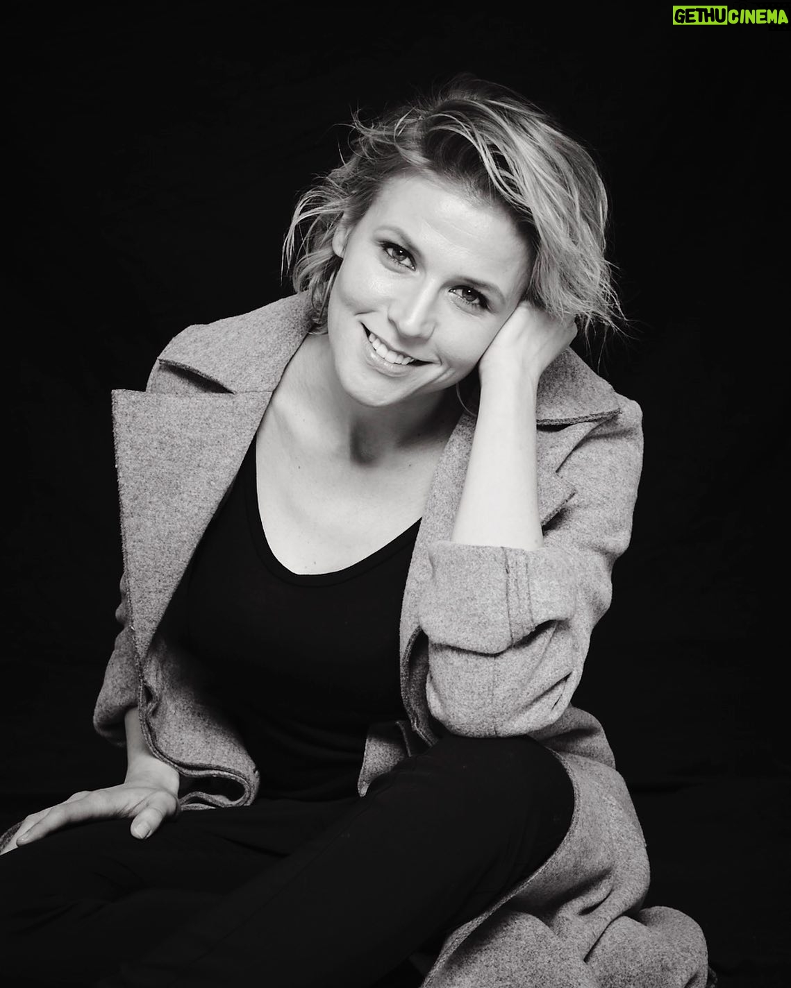 Franziska Weisz - 2K Likes - Heute Nacht bin ich quasi wieder unter Menschen! Ab 21 Uhr zu Gast bei Donskoy and Guests zum LOCKDOWN TALK hier auf diesem Medium. Join us live bei Stories! Wir reden über alles AUSSER Corona 🥳 @danieldonskoy #lockdowntalk #livetalk #damussichmichjafrisieren !! 📸 @bobleinders @philippverheyen