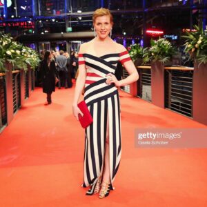 Franziska Weisz Instagram - Wow.... die Berlinale hat es wieder einmal geschafft, mich schon bei der Eröffnung zu verschlingen und mich erst nach 10 Tagen halbverdaut wieder an Land zu spülen. Deshalb ab jetzt ein kleiner Rückblick auf dieser schönen Plattform, wenn ich schon währenddessen aus Überlebensgründen weitgehend digital gedetoxt habe 🥳😜 Hier schon mal die erste Danksagung für das tolle Kleid beim Berlinale Opening #danke @paulekaofficiel @jimmychoo @swarovski @louboutinworld @sophiacostima @voguegermany @berlinale @vcom.thepeopleagency #redcarpet #lovethatdress #kreuzweg #reunited