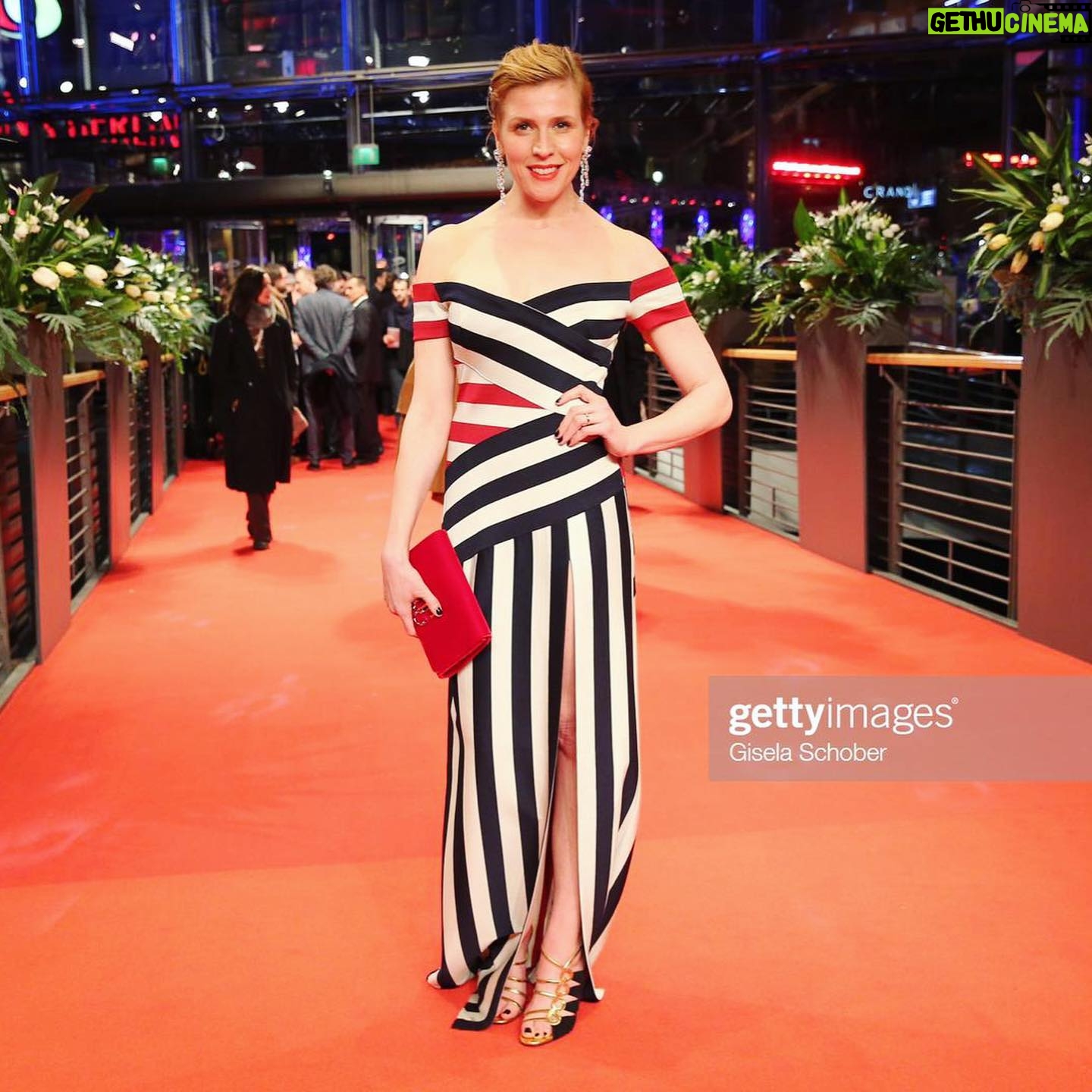 Franziska Weisz - 1.3K Likes - Wow.... die Berlinale hat es wieder einmal geschafft, mich schon bei der Eröffnung zu verschlingen und mich erst nach 10 Tagen halbverdaut wieder an Land zu spülen. Deshalb ab jetzt ein kleiner Rückblick auf dieser schönen Plattform, wenn ich schon währenddessen aus Überlebensgründen weitgehend digital gedetoxt habe 🥳😜 Hier schon mal die erste Danksagung für das tolle Kleid beim Berlinale Opening #danke @paulekaofficiel @jimmychoo @swarovski @louboutinworld @sophiacostima @voguegermany @berlinale @vcom.thepeopleagency #redcarpet #lovethatdress #kreuzweg #reunited