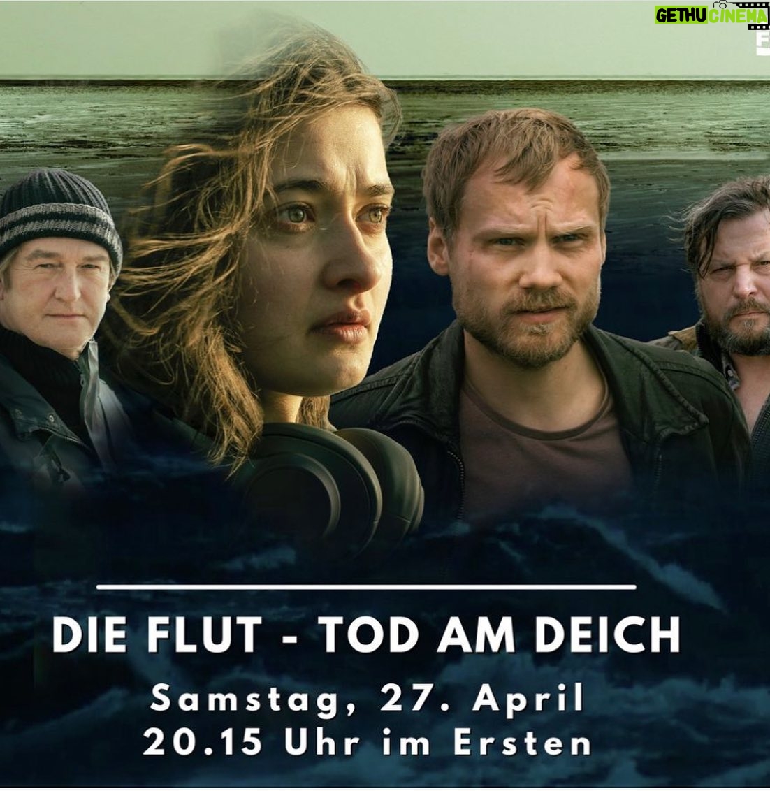 Franziska Weisz - 1K Likes - Ich durfte ein stolzer kleiner Tropfen einer gigantischen Flut sein und freue mich riesig, dass eben diese heute Abend ins Fernsehen kommt! Der grandiose @andreas_prochaska_director hat seine Helden @philli_fever und @antonspieker auf eine nervenaufreibende wie herzzerreißende Reise geschickt. Neben der offensichtlichen stoßen sie noch auf so manche weitere Naturgewalt: @bravebuck @janina_stopper #saschagersak Hammerkamera @felixnovodeoliveira Ich bin gespannt, wie Euch Die Flut gefällt! Heute 20:15 @ard und @orf und danach auf der @ardmediathek ⚡️🌊⚡️