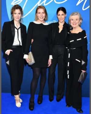 Franziska Weisz Instagram - Oh, war das schön. OH, war das SCHÖN!! Die @berlinale geht zu Ende und ich blicke auf ausschließlich herzliche Begegnungen, interessante Menschen und interessierte Gespräche zurück. Ein Highlight war natürlich, meine schönen und lustigen Kolleginnen von #tagedieesnichtgab zu treffen. @jasmingerat @franziskahackl.official Beweisphoto anbei. @diana.amft.official hatte Besseres zu tun und schickte ihre grandiose Serienmutter @juttanews vorbei. Sie hat gedreht, irgendwer muss ja das Geld nach Hause bringen. Leider nicht in meins. Wisst Ihr schon, dass Tage, die es nicht gab für den @jupiteraward nominiert ist? Ich wär Euch wahnsinnig dankbar für Eure Abstimmung. Jede Stimme zählt! Ich verspreche Euch, dass wir Euch die eine Minute, die das Voting dauert, in Staffel 2 vergoldet zurück schenken. Solche Preise sind tatsächlich hilfreich, wenn es um die Fortsetzung von Serien geht… Den Link findet Ihr oben in meiner ausführlichen Biographie. DANKE!! Und ein schönes Wochenende Euch! ❤️💋❤️ @orf @ard @mr_film_produktion @yvesaintlaurent_tr @miumiu @shrimps @aedt_berlin