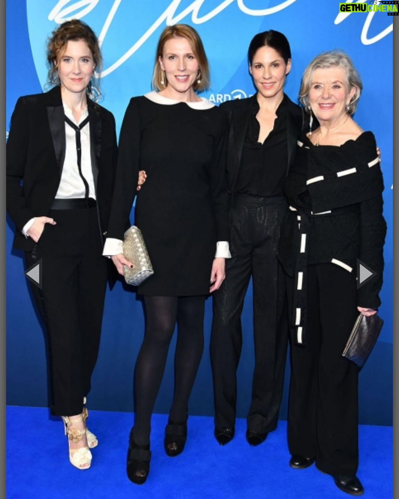 Franziska Weisz - 1.3K Likes - Oh, war das schön. OH, war das SCHÖN!! Die @berlinale geht zu Ende und ich blicke auf ausschließlich herzliche Begegnungen, interessante Menschen und interessierte Gespräche zurück. Ein Highlight war natürlich, meine schönen und lustigen Kolleginnen von #tagedieesnichtgab zu treffen. @jasmingerat @franziskahackl.official Beweisphoto anbei. @diana.amft.official hatte Besseres zu tun und schickte ihre grandiose Serienmutter @juttanews vorbei. Sie hat gedreht, irgendwer muss ja das Geld nach Hause bringen. Leider nicht in meins. Wisst Ihr schon, dass Tage, die es nicht gab für den @jupiteraward nominiert ist? Ich wär Euch wahnsinnig dankbar für Eure Abstimmung. Jede Stimme zählt! Ich verspreche Euch, dass wir Euch die eine Minute, die das Voting dauert, in Staffel 2 vergoldet zurück schenken. Solche Preise sind tatsächlich hilfreich, wenn es um die Fortsetzung von Serien geht… Den Link findet Ihr oben in meiner ausführlichen Biographie. DANKE!! Und ein schönes Wochenende Euch! ❤️💋❤️ @orf @ard @mr_film_produktion @yvesaintlaurent_tr @miumiu @shrimps @aedt_berlin