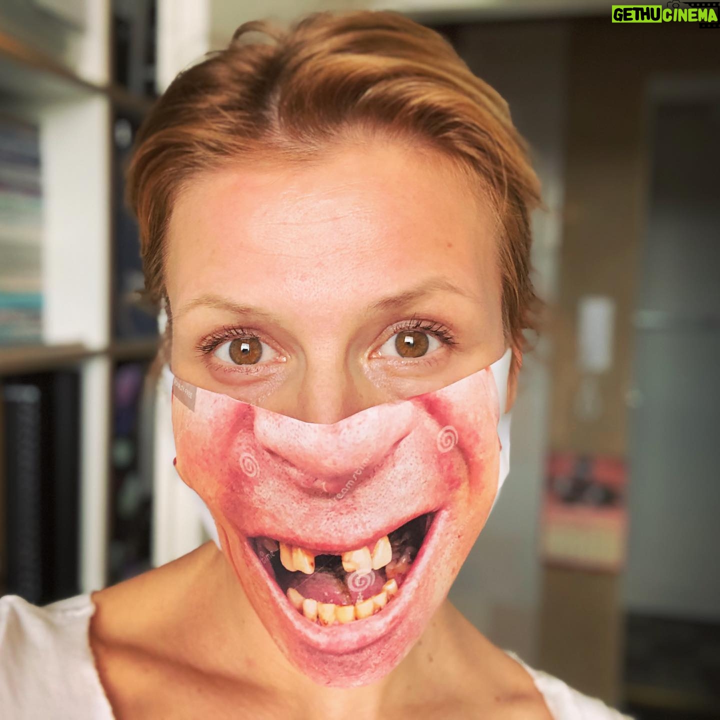Franziska Weisz - 1.5K Likes - Die Maskenpflicht kann kommen. #bettersafethansorry #badtoothday #maskenpflicht #mindestabstandkommtgratisdazu 😷💋👊🏻