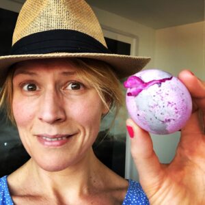 Franziska Weisz Instagram - Ich hab es gemacht. Das aller-, allerhässlichste Osterei der Welt. Endlich weiß ich, wo der Brauch mit dem Eierverstecken herkommt... Frohe Ostern!! 🥚🐰🌺#ostern2020 #toolongathome #esisthaesslichaberesistmeins