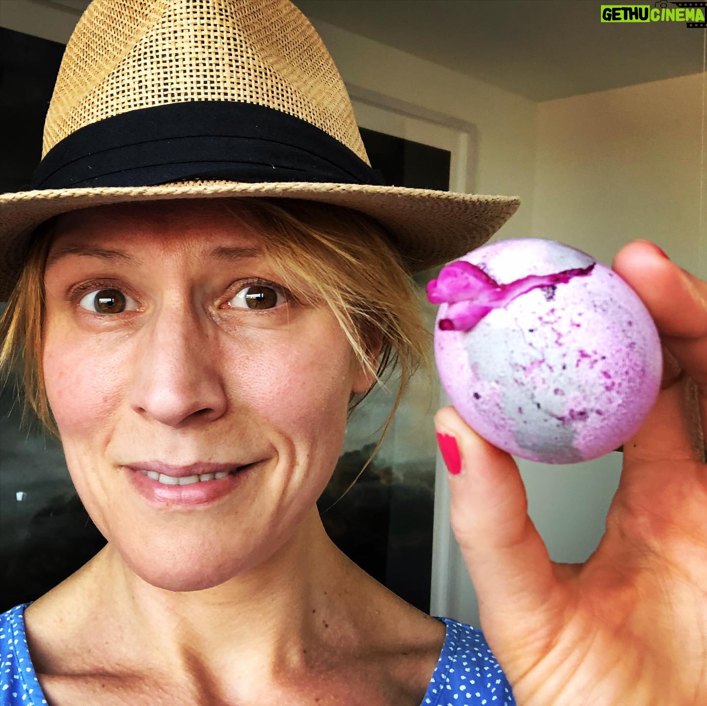 Franziska Weisz - 1.3K Likes - Ich hab es gemacht. Das aller-, allerhässlichste Osterei der Welt. Endlich weiß ich, wo der Brauch mit dem Eierverstecken herkommt... Frohe Ostern!! 🥚🐰🌺#ostern2020 #toolongathome #esisthaesslichaberesistmeins