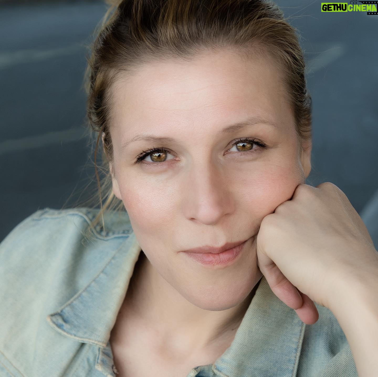 Franziska Weisz - 1.3K Likes - Schon Pläne für heute Abend? Meine lieben Freude vom @lodderbast_kino in Hannover, dem kleinsten und beliebtesten Kino Deutschlands, haben mich eingeladen, nach dem Tatort heute via Skype über den heutigen Fall zu plaudern. Ich weiß nichts über den Film, hab auch nicht mitgespielt, freu mich aber total darauf, einfach als Tatort-Fan nach dem Gucken darüber zu reden. Vielleicht überkommt es mich ja auch und ich packe das Ein oder Andere aus dem eigenen Tatort-Nähkästchen aus. Solltet Ihr Lust haben, zu unserer Runde dazu zu stoßen, der Livestream läuft hier auf Twitch:
twitch.tv/lodderbast_kino_hannover
(aktiver Link auch in Bio)Wenn man sich anmeldet, kann man auch live mitquatschen. Wir sind um 22 Uhr am Start! Bis dahin: habt einen schönen Sonntag!! 🤹🏻☀️🎻 #tatort #sonntagisttatorttag #trotzcorona #stayhome #makethemostofit @wiewardertatort.de #tatortfans 📸 @nadja.klier.fotografie
