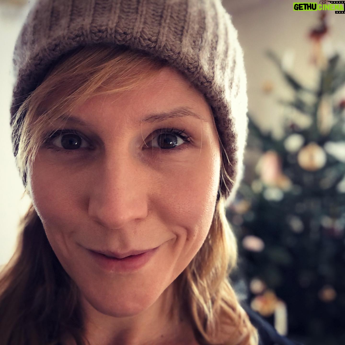 Franziska Weisz - 1.7K Likes - Ich wünsche Euch ein frohes und friedliches Fest mit Euren Lieben. ❤️🎄💫 #familie #freunde #froheweihnachten #happyhanukkah #loveandpeace