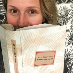 Franziska Weisz Instagram - Normalerweise empfehle ich an dieser Stelle immer Filme, in denen ich zufälligerweise selber mitspiele. Ist so ein Schauspielerding. Jetzt kann ich nicht anders, als Euch etwas zu empfehlen, mit dessen Entstehung ich rein gar nichts zu tun habe: Den Trennungsroman von Anna Brüggemann. Was für ein tolles Buch. Ich will die ganze Zeit Formulierungen und Beobachtungen unterstreichen, die ich mir unbedingt merken will, um sie dann irgendwann im Gespräch aus dem Hut zu zaubern, aber dafür ist das Buch viel zu schön. Macht Lust auf Verlieben, Entlieben und alles dazwischen. Hauptsache (zwischen)menschlich. Große Empfehlung!! @anna_brueggemannn @ullsteinbuchverlage #trennungsroman #lieblingsbuch @spiegelmagazin @szmagazin