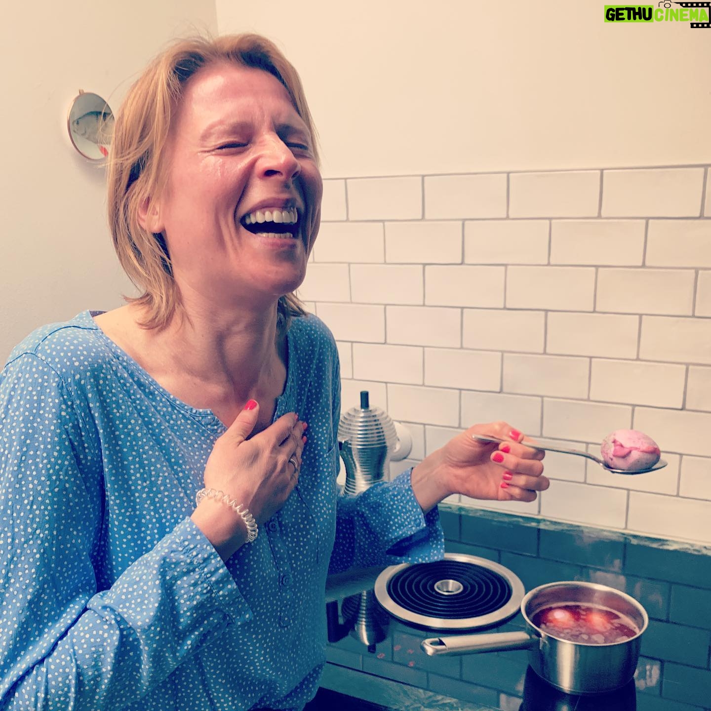 Franziska Weisz - 1.3K Likes - Ich hab es gemacht. Das aller-, allerhässlichste Osterei der Welt. Endlich weiß ich, wo der Brauch mit dem Eierverstecken herkommt... Frohe Ostern!! 🥚🐰🌺#ostern2020 #toolongathome #esisthaesslichaberesistmeins