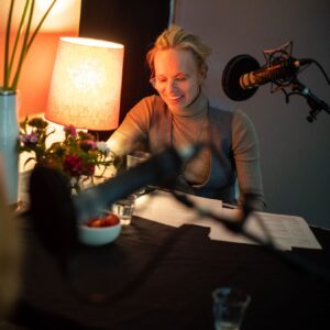 Franziska Weisz Instagram - Keine Kamera, keine Bühne weit und breit und ich bin aufgeregt. RICHTIG aufgeregt, weil in knapp 1,5 Stunden, also heute, Sonntag 14-16 Uhr, die Hörbar Rust auf @radioeins On Air geht, bei der ich diese Woche zu Gast sein durfte. Was für eine Ehre und helle Freude, mit Bettina Rust einen ganzen Nachmittag zu verbringen und über Dinge zu sprechen, die mir normalerweise nur über die Lippen gehen, nachdem ich den gesamten Raum nach Wanzen abgesucht habe. Einfach, weil der innere Drang, mit dieser unglaublich klugen, rasend schnellen und so so lustigen Frau ein ehrliches Gespräch zu führen, viel größer war, als das Bedürfnis nach sicherem Wasauchimmer oder womöglich noch Coolness. Coolness just left the building. Danke! Danke @bettinarust für das herrliche  Gespräch. Ich glaube, es ist jedem klar, wen ich auf Bild 4 so anleuchte. Danke an die wunderbare Redakteurin @meryemcelik1970 , unseren Gastgeber Marcus @kyffhaeuser21 und danke @freshphylix für die schönen Photos. Ich hab mich sehr wohl bei Euch gefühlt! #hörbarrust #heute und #einjahr im #podcast von #radioeins #vielspaßbeimzuhören !