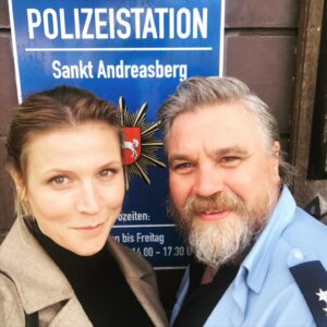 Franziska Weisz Instagram - Bundespolizei trifft auf Dorfpolizei. Tatort prallt gegen den Harten Brocken. Der Kampf der Giganten! 😎🔫😜 HARTER BROCKEN - GEHEIMCODE Morgen 20:15 @das_erste  #harterbrocken #tvpremiere #harz @aljoschastadelmann @moritz_fuehrmann #markussehr #holgerkarstenschmidt #esdarfgelachtwerden