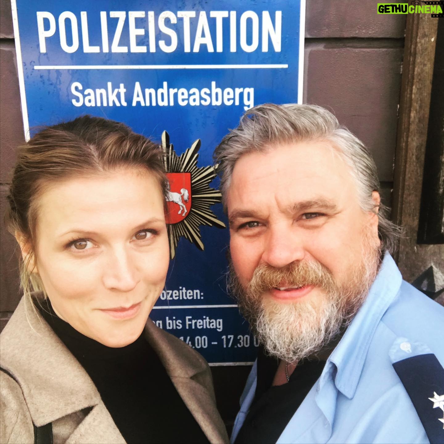 Franziska Weisz - 1K Likes - Bundespolizei trifft auf Dorfpolizei. Tatort prallt gegen den Harten Brocken. Der Kampf der Giganten! 😎🔫😜 HARTER BROCKEN - GEHEIMCODE Morgen 20:15 @das_erste #harterbrocken #tvpremiere #harz @aljoschastadelmann @moritz_fuehrmann #markussehr #holgerkarstenschmidt #esdarfgelachtwerden