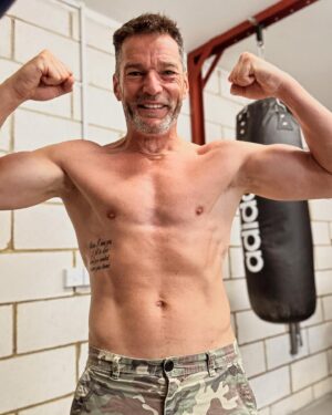 Fred Sirieix Instagram - Mixed training / work out today - 60 mins 

1st 20 mins : 301 push ups, 100 body weight squats and 100 reverse lunges

2nd 20 mins : 6 x 3 mins round (1 min rest in between)
- 2 skipping
- 2 shadow boxing
- 2 heavy bag

3rd 20 mins : 4 x 5 mins free weights (on the minute and every minute)
- biceps curl
- lateral pulldown
- squats
- seated press

Off for country walk in the ☀️later on. Enjoy the day x