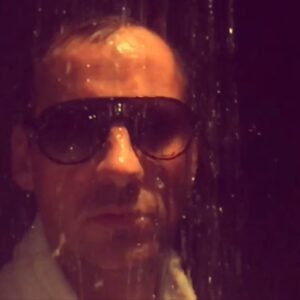 Fred Testot Instagram - J’ai pas trop chaud du tout , je bosse sereinement !