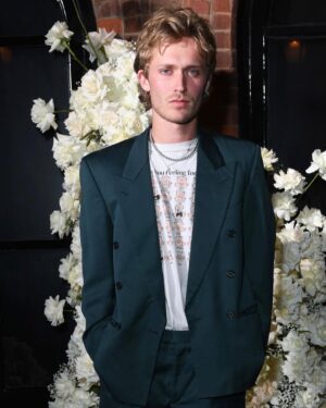 Freddie Dennis Instagram - Thanks @britishvogue @netflix and @bafta for a lurvely evening❤️

I made a new friend! @coreymylchreest