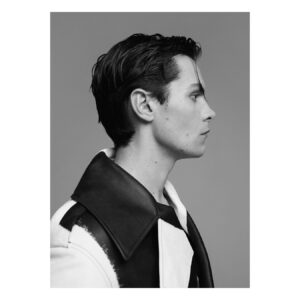 Freddy Carter Instagram - Not all heroes wear capes. Some wear carefully curated monochromatic lewks and have deep chats with @kittheyounger 

Thank you @heromag and to these superheroes
@fabienkruszelnicki 
@keeleyjdawson 
@romsartipi 
@andrewdentonmakeup @premierhairandmakeup 
@brunomcg 
@sculllen 
@pinnaclepruk