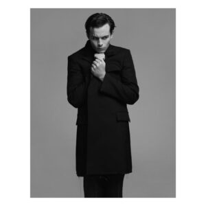 Freddy Carter Instagram - Not all heroes wear capes. Some wear carefully curated monochromatic lewks and have deep chats with @kittheyounger 

Thank you @heromag and to these superheroes
@fabienkruszelnicki 
@keeleyjdawson 
@romsartipi 
@andrewdentonmakeup @premierhairandmakeup 
@brunomcg 
@sculllen 
@pinnaclepruk