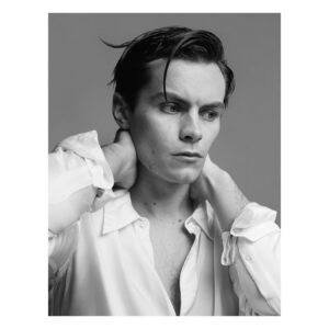 Freddy Carter Instagram - Not all heroes wear capes. Some wear carefully curated monochromatic lewks and have deep chats with @kittheyounger 

Thank you @heromag and to these superheroes
@fabienkruszelnicki 
@keeleyjdawson 
@romsartipi 
@andrewdentonmakeup @premierhairandmakeup 
@brunomcg 
@sculllen 
@pinnaclepruk