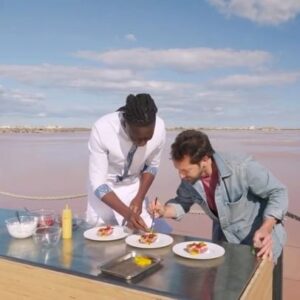 Frédéric Diefenthal Instagram - Un extrait de l’émission @cuisineouvertef3 aux salins de Gruissan pour vous mettre l’eau à la bouche. 🤤😜 Je me suis régalé à participer ! C’est demain soir à 20h30 sur @france3 avec les fabuleux @morysacko #⭐️ et @gilles_goujon #⭐️⭐️⭐️ #chefetoilé #gastronomia #gastronomie #cuisine #emission #culinaire #france #senegal #desbisous #😘