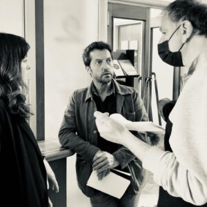 Frédéric Diefenthal Instagram - 2ème jour de tournage « En attendant un miracle » sous la direction de mon ami @Thierrybinisti avec la talentueuse @anne_charrier. Bon week-end à tous 😘 #tournage #team #decor #paris #fiction #policier #bisous @francetelevisions @mediawan.officiel