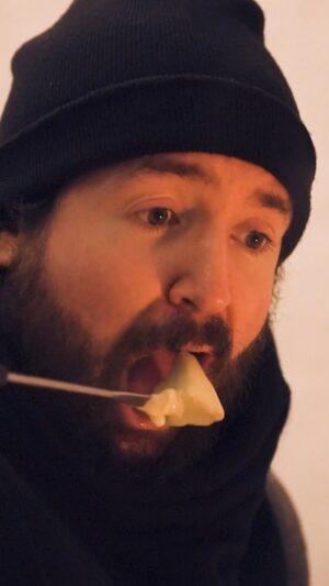 Frederic Fieger-Viehof Instagram - Das LECKERSTE FONDUE im IGLU in der SCHWEIZ mit @realpietsmiet 

#fondue #käse #schweiz #test #iglu