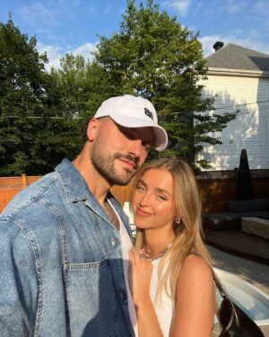 Frédérick Robichaud Instagram - Aujourd’hui, c’est une journée très spéciale. C’est l’anniversaire d’une femme que j’aime beaucoup, une blonde parfaite, une maman en or, une amie incroyable. Bonne fête ma brunette/blondinette/chatinette ca vient qu’on sait pu… mais sache que peu importe ta couleur de cheveux ca changera jamais la personne exceptionnelle que tu es❤️ Love u ma best xxxx