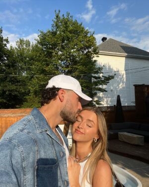 Frédérick Robichaud Instagram - Aujourd’hui, c’est une journée très spéciale. C’est l’anniversaire d’une femme que j’aime beaucoup, une blonde parfaite, une maman en or, une amie incroyable. Bonne fête ma brunette/blondinette/chatinette ca vient qu’on sait pu… mais sache que peu importe ta couleur de cheveux ca changera jamais la personne exceptionnelle que tu es❤️ Love u ma best xxxx