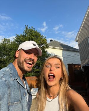 Frédérick Robichaud Instagram - Aujourd’hui, c’est une journée très spéciale. C’est l’anniversaire d’une femme que j’aime beaucoup, une blonde parfaite, une maman en or, une amie incroyable. Bonne fête ma brunette/blondinette/chatinette ca vient qu’on sait pu… mais sache que peu importe ta couleur de cheveux ca changera jamais la personne exceptionnelle que tu es❤️ Love u ma best xxxx