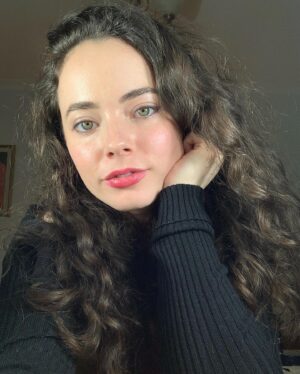 Freya Tingley Instagram - Wearing the @zuiiorganic eyeliner and lipstick in Sugar Plum! I love that they are a certified organic makeup company and so I don’t have to worry about harsh chemicals on my skin!! A perfect Christmas gift idea for those into makeup and organic ingredients! 🎄🥰💄