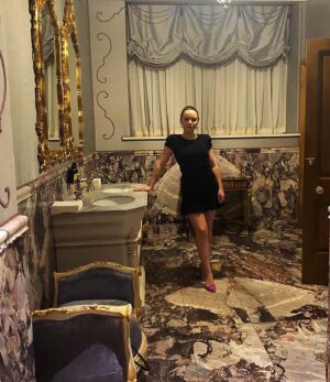 Freya Tingley Instagram - Inside the bathroom of a 13th century 🏰