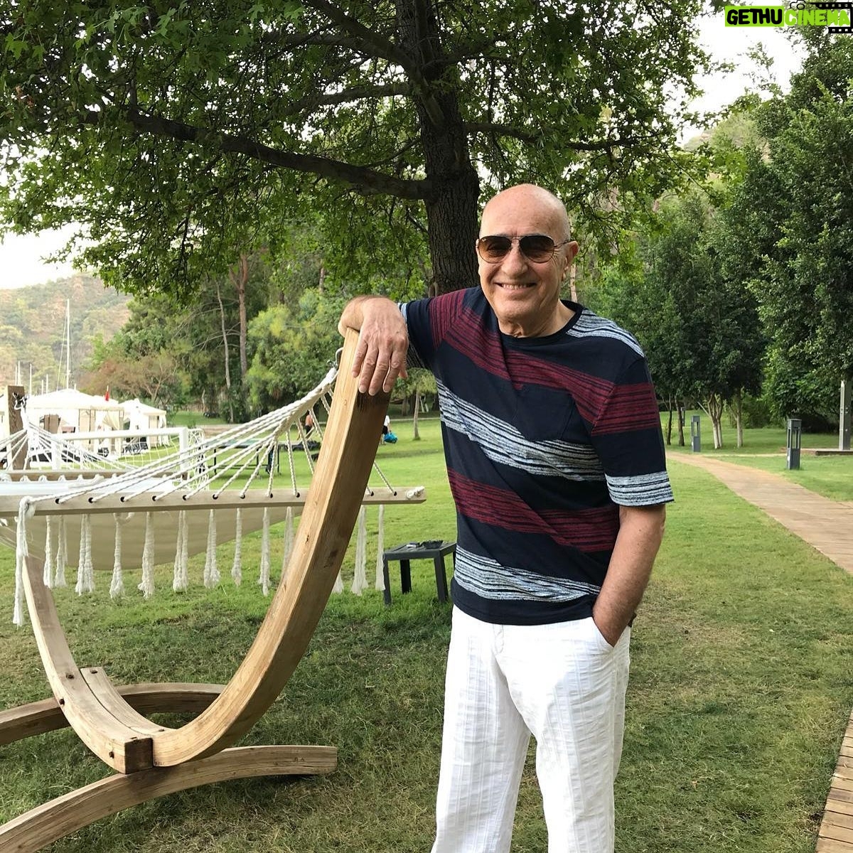 Fuat Güner - 1.8K Likes - Hepinize iyi bir hafta diliyorum, pandemide ikinci dalga gelmek üzere, sosyal mesafenizi önemseyin, maske takmayı unutmayın, bu konunun şakası yok ancak bilinçli olursak atlatabiliriz, lütfen dikkatli olun,sevgiler