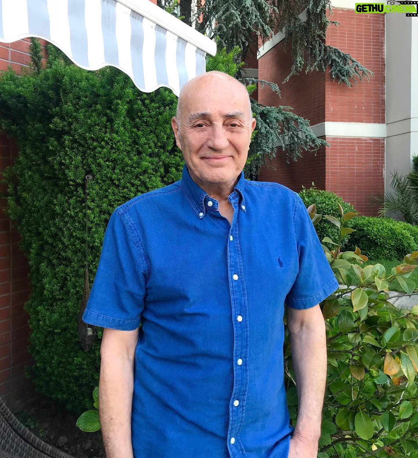 Fuat Güner - 2.9K Likes - Bu bayram geleneksel bayram buluşmalarından mahrumuz, ama olsun, sağlık olsun gönüller bir olsun. Herkesin bayramını kutluyorum. Arayan mesaj atan herkese teşekkürler, sevgiler 😊 #iyibayramlar