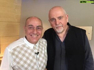 Fuat Güner Instagram - Times dergisi tarafından son yüzyılın en önemli 100 kişisi arasına ismini yazdıran sevgili Peter Gabriel, gerçekten, tevazusu, güleryüzlülüğü  ve yardım severliliği ile gönlümde çok özel bir yere sahip. Maden kazası faciasında beni bizzat arayıp yardım edip edemeyeceğini soracak kadar düşünceli ve cömert.  You will always be in my heart Peter❤️🙏🏻
