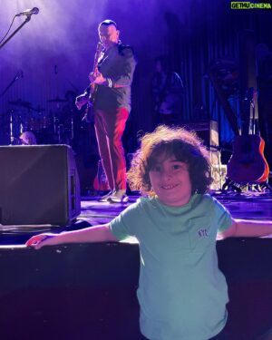 Fuat Güner Instagram - Bostancı gösteri Merkezi’ndeki konser boyunca bizii en ön sıradan izleyen, bana öpücükler yollayıp alkışlayan bu tatlı çocuk, benim bir tanem, torunum Efe
