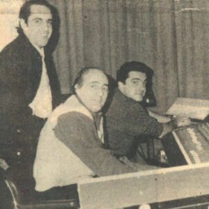 Fuat Güner Instagram - 17 yaşındaydı ben de 22 tanıştığımızda. Tanıştık ve bir daha hiç ayrılmadık. Tam 52 yıl… Hem iş ortağı, hem dost kardeş olmak… Hem birlikte üretmek, turnelemek, hem geceleri birlikte maç izlemek, zor günde yan yana olmak… Biz en zorunu başardık Özkanım… Burda ya da başka bir alemde sonsuza dek birlikteyiz kardeşim.