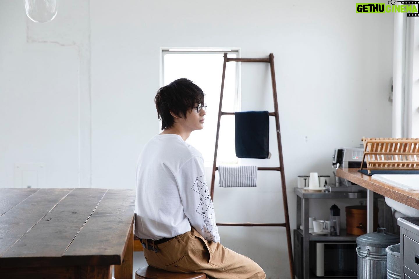 Fuju Kamio - 32.5K Likes - 『神尾楓珠カレンダー2021』
発売が決定しました!
人生初カレンダーです。
「神尾楓珠が演じる12人の男」
をテーマに撮影しました!
毎月違う雰囲気の神尾楓珠が見られると思います。
きっとまだ見たことのない神尾も。
来年一年を一緒に過ごしましょう!
発売日は12月17日です!お楽しみに!