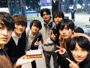 Fuju Kamio Instagram - 突如サッカーしたいという衝動に駆られて
弾丸フットサルをしてきました！
何年ぶりかのフットサル。楽しかった！！
一式揃えるところから始まりましたが。
あー。パンパンだなー。脚が。
体力の衰えに恐怖すら抱いてます。
急な誘いにも関わらず集まってくれた7人に感謝ですね。
そしてタイミングよく佐野の誕生日も祝えました！
良い汗かいたー。今日はぐっすり寝れます。
写真にはいないけど、もちろんあさひもいたよ。笑
今回誘ったけど来れなかった人もいるから
今度また色々誘って開催してみますね。
#佐野勇斗 #結木滉星 #伊藤あさひ #三船海斗
#西本銀二郎  #宮本弘佑 #水石亜飛夢
#チーム里見八犬伝 #チーム3年A組 #チーム私モテ　
#チーム戦隊 #つーか戦隊多くない？