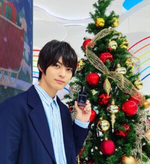 Fuju Kamio Instagram - 12月の #ZIP! の
金曜マンスリーコメンテイターも
いよいよ来週で最後になります！
今日も朝早くから観てくださった方、
ありがとうございました！
来週はクリスマスですねー。
スタジオのクリスマスツリー。

画面越しには伝わらないですが、
ZIP!にはこの香水をさりげなくつけて
出演してます！
朝早くても香りは大事。伝われ。
#ソヴァージュ