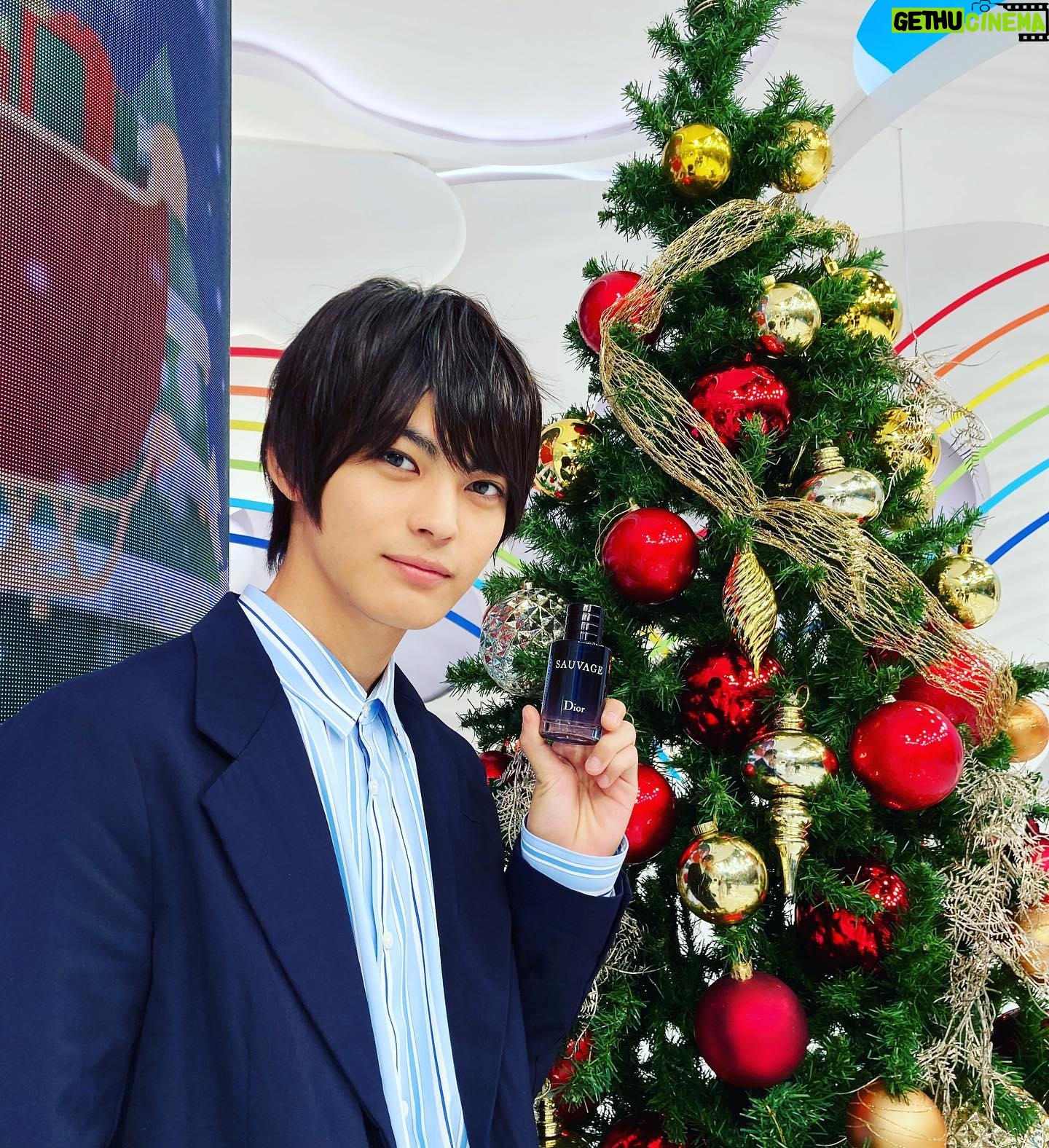 Fuju Kamio - 34.8K Likes - 12月の #ZIP! の
金曜マンスリーコメンテイターも
いよいよ来週で最後になります!
今日も朝早くから観てくださった方、
ありがとうございました!
来週はクリスマスですねー。
スタジオのクリスマスツリー。
画面越しには伝わらないですが、
ZIP!にはこの香水をさりげなくつけて
出演してます!
朝早くても香りは大事。伝われ。
#ソヴァージュ